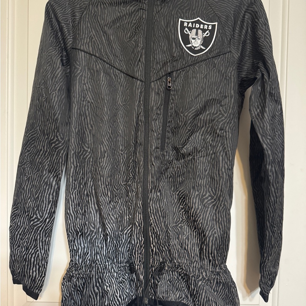 Raiders hooded windbreaker XS